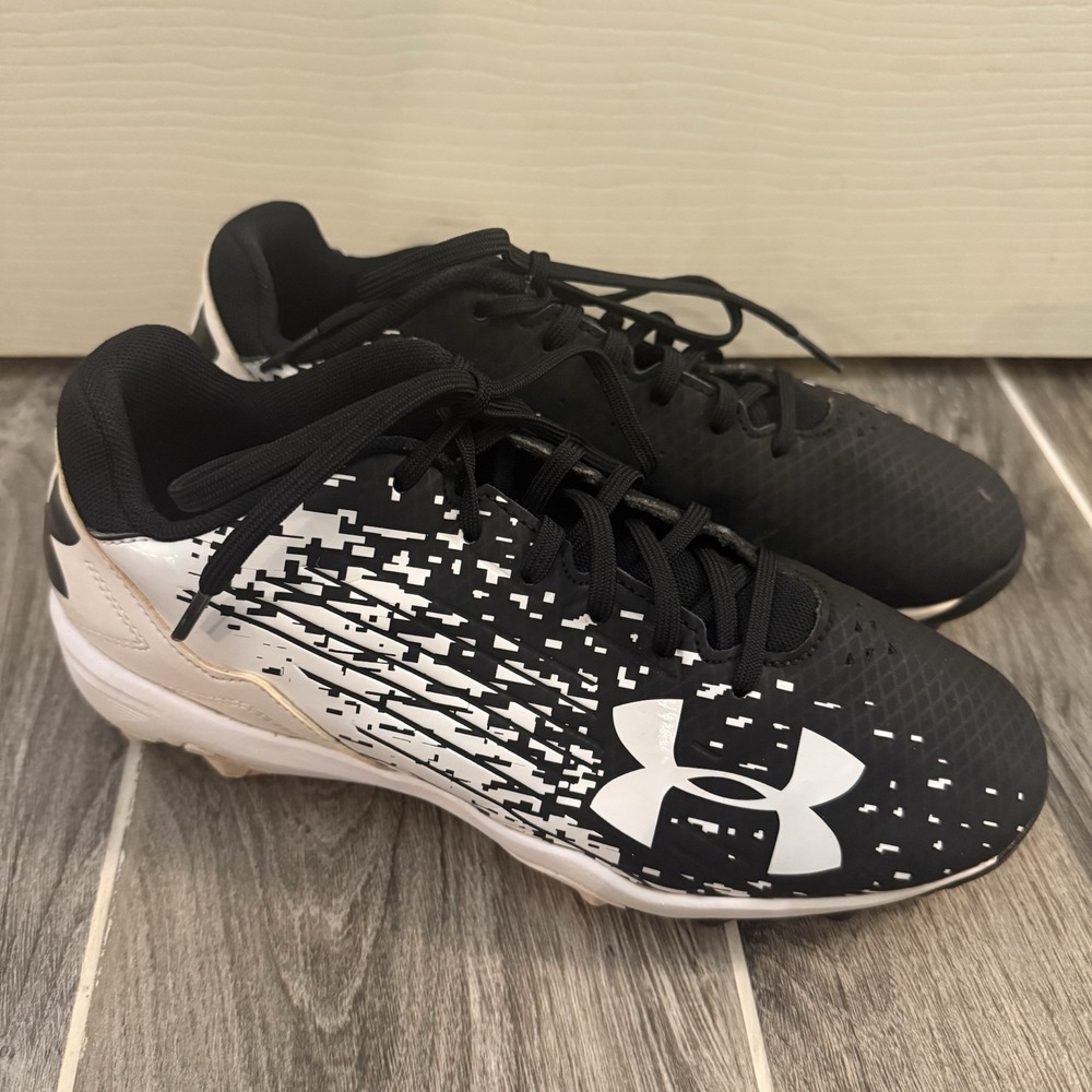 UNDER ARMOUR LEADOFF LOW BASEBALL CLEATS Youth Size 5Y BLACK /‎ WHITE